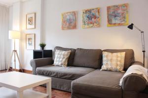 毕尔巴鄂Bilbao Apartment Lasai con parking directo的客厅配有沙发和桌子