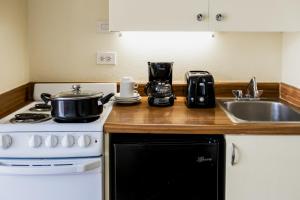 檀香山Ohia Waikiki Studio Suites的厨房配有炉灶和水槽