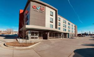 苏城avid hotels - Sioux City - Downtown, an IHG Hotel的前面有标志的建筑