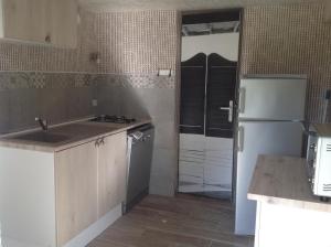 Pierrefitte-en-CinglaisL'Ancien Pressoir的厨房配有水槽和冰箱
