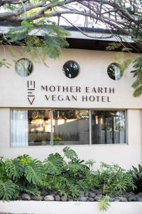 塔马林多Mother Earth Luxury Boutique Hotel, Restaurant & Spa的母土素食酒店外观标志