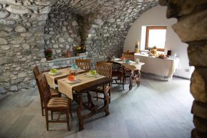Ono San PietroB&B LE AQUANE的一间带桌椅的用餐室和一间厨房