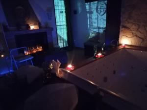 列蒂Il Casaletto del Terminillo的躺在带蜡烛的房间里浴缸里的人