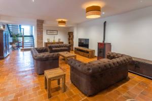 利亚内斯Casa Rural Llanes Asturias的客厅配有真皮沙发和电视