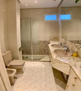 毕尔巴鄂Habitación privada en Bilbao Centro的一间带两个盥洗盆、淋浴和卫生间的浴室