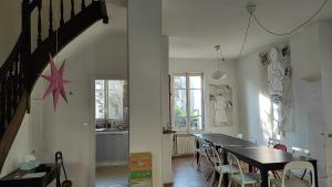 维希Grande maison ancienne simple et spacieuse.的厨房以及带桌椅的用餐室。