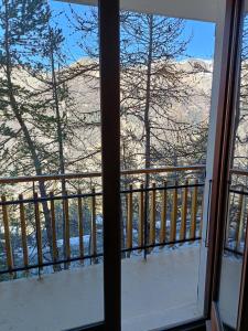 欧龙Studio 4 couchages的从窗户可欣赏到白雪 ⁇ 的山景
