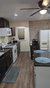 科特兰Beautiful and Cozy Homes的一间铺有木地板并配有白色家电的大厨房