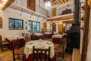 安特克拉科兹纳艺术酒店的一间在房间内配有桌椅的餐厅