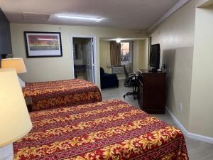 阿布西肯皇家旅舍的酒店客房设有两张床和电视。