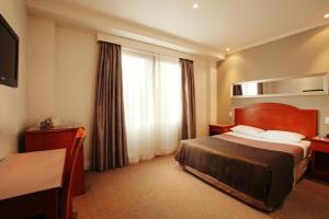 悉尼悉尼南部大酒店的酒店客房设有一张床和一个大窗户