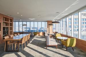 首尔明洞九树2号精品酒店的用餐室设有桌椅和窗户。