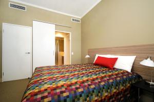 海逸公寓式酒店客房内的一张或多张床位