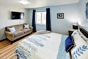 西塞德Azure Waves的一间卧室配有一张床和一张沙发