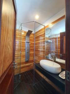 邦美蜀Song Anh Hotel的一间带大水槽和镜子的浴室
