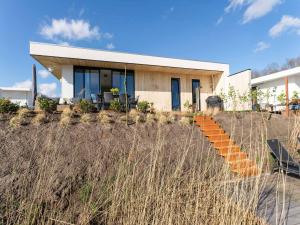 泽沃德Family villa with garden and jetty的前方山顶的房屋