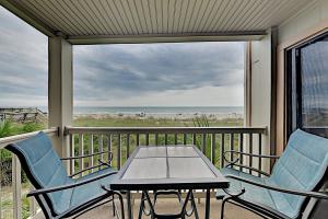 默特尔比奇Surfside Shores Unit 102的海滩景阳台配有桌椅