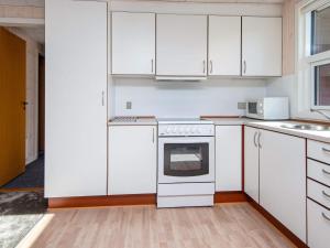 博利尔马克6 person holiday home in R m的厨房配有白色橱柜和白色烤箱