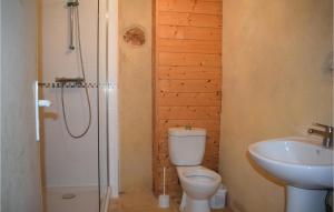 Gommenecʼh1 Bedroom Cozy Apartment In Gommenech的浴室配有卫生间、盥洗盆和淋浴。