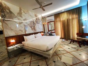瓦拉纳西HOTEL RIO BENARAS的一间卧室,卧室内配有一张大床