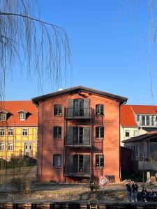 普劳西Eldenhof的一座橙色的建筑,旁边是避火的地方