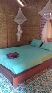 特特巴图特恩威利斯民宿的一间卧室配有带蚊帐的床。