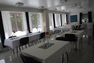 FlesbergFossanåsen Hotel的用餐室设有桌椅和窗户。