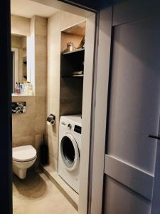 斯塔洛瓦沃拉Apartament na Okulickiego - Centrum !!的一间带洗衣机和卫生间的浴室