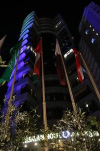 科威特Al Salam Hotel的前面有旗帜的高楼