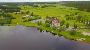 MäyryKuortane Kuharanta的享有湖畔农场的空中景色