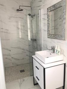 韦斯特波特Oak Tree Lodge的白色的浴室设有水槽和淋浴。