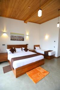 奥希亚Icy Falls - Ohiya的卧室设有2张床和木制天花板。