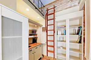 西雅图The Carriage House的厨房设有通往双层床间的梯子