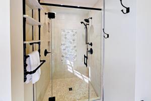 西雅图The Carriage House的浴室里设有玻璃门淋浴