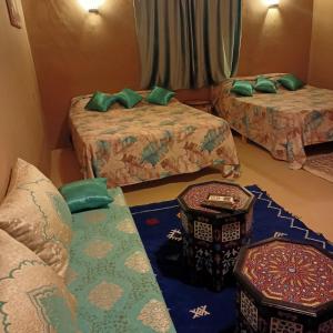 瓦尔扎扎特LESCALE DE OUARZAZATE的客房 - 带两张带绿色枕头的床