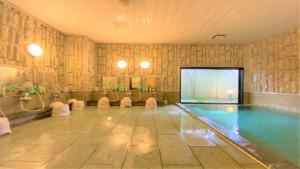 鹤冈市鹤冈国际路特旅馆的室内游泳池和游泳池