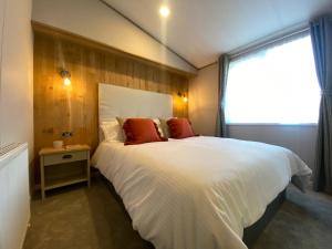 马根波思Daphne's Lodge的卧室设有一张白色大床和一扇窗户。