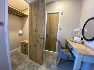 马根波思Daphne's Lodge的浴室设有蓝色的办公桌和镜子