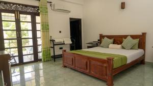 锡吉里亚Iwamisou的一间卧室配有一张床和一张书桌