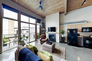 西雅图19th Avenue Lofts Unit 213的带沙发和壁炉的客厅
