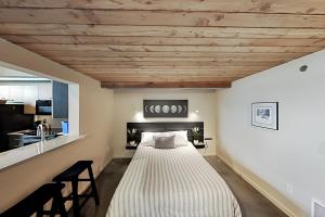 西雅图19th Avenue Lofts Unit 213的卧室中间设有一张床