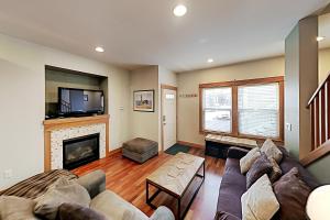 西雅图Westside Escape的带沙发和壁炉的客厅