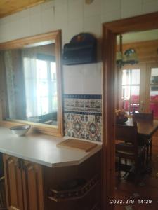 ElosuLos Arces的厨房配有柜台和带镜子的桌子