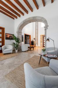 塞尔瓦Finca Son Arnau的客厅配有白色家具和拱门
