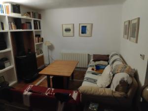 格拉纳达Casa en Purchil的客厅配有沙发和桌子