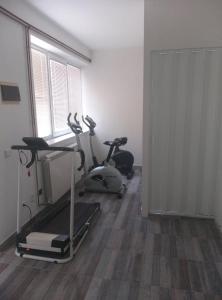 弗尔尼亚奇卡矿泉镇Apartmani Nikola的健身房设有跑步机和健身自行车