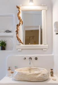 提诺斯文森佐家庭之家酒店的浴室水槽设有镜子和大理石水槽