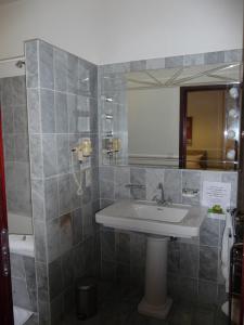 哈姆施塔特哈姆酒店的一间带水槽和镜子的浴室