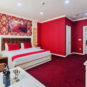 巴库Mensen Hotel Baku的卧室设有红色的墙壁和一张大床