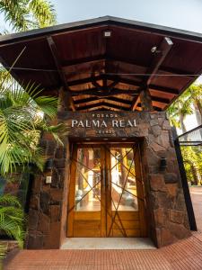 伊瓜苏港Palma Real Posada的帕拉玛纳真实建筑的入口
